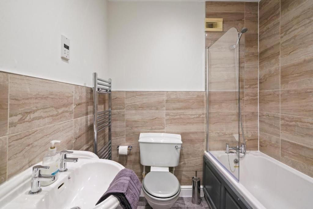 Stylish House Sleeps 10 *