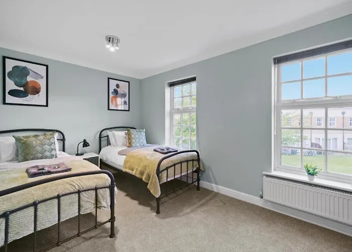 Stylish Central York House Sleeps 10