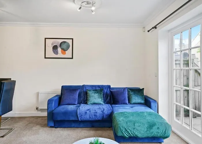 Stylish Central York House Sleeps 10