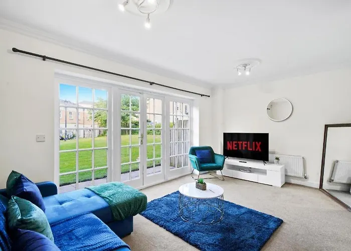 Stylish Central York House Sleeps 10